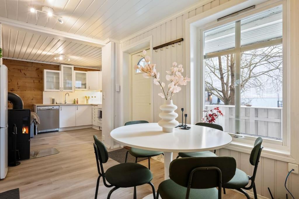 Central Apartment With Balcony, Self-Check In & Private Entrance Bergen Exteriér fotografie